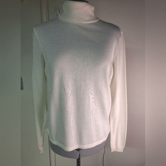 Yarn works Off White Turtleneck Sweater. Size Small/chico - Picture 2 of 5